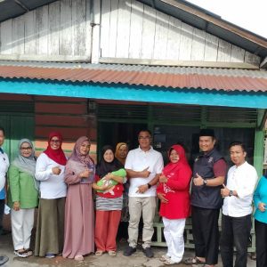 Pj. Wali Kota Payakumbuh Rida Ananda Datangi Rumah Warga yang Anaknya Lahir Tanggal 17 Agustus 2023