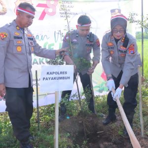 Peringati HUT RI ke 78, Polres Payakumbuh Lakukan Tanam Pohon Serentak