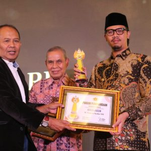 Satu Satunya di Sumbar, Wako Erman Safar Terima Penghargaan Golden Award SIWO PWI 2023