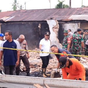 Pemko Payakumbuh Bersihkan Rumah Warga Korban Kebakaran