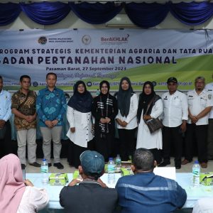 Rezka Oktoberia Serahkan Sertifikat PTSL Bagi Masyarakat Pasaman Barat