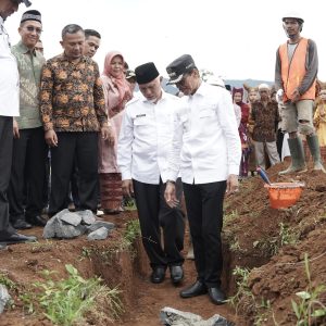 GUBERNUR DAN BUPATI LETAKKAN BATU PERTAMA KELANJUTAN PEMBANGUNAN SMK KESEHATAN NEGERI AKABILURU