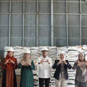 Tinjau Gudang Bulog Tanjung Pati, Bupati Pastikan Penyaluran Bantuan Beras Bapanas di Limapuluh Kota Berjalan Lancar