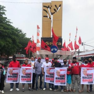 Puluhan Relawan Ganjar bagikan Masker Gratis di Tugu Adipura Payakumbuh