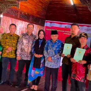 Rezka Oktoberia dan ATR/BPN Serahkan Puluhan Sertifikat PTSL di Kabupaten Agam