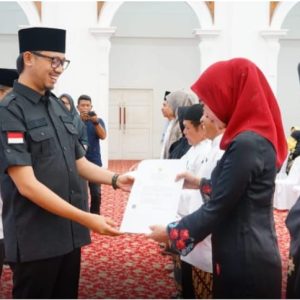 136 PNS Bukittinggi Menerima SK Kenaikan Pangkat dari Wali Kota Erman Safar