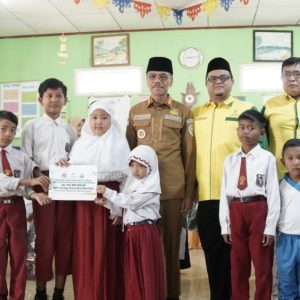 KUNJUNGI SD NEGERI 01 SITUJUAH BATUA, BUPATI SERAHKAN BANTUAN SERAGAM SEKOLAH DAN BEASISWA PENDIDIKAN BAZNAS