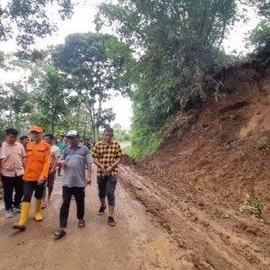 TINJAU LONGSOR SITUJUAH, BUPATI PASTIKAN PENANGANAN APARAT DAN INGATKAN WARGA WASPADA BENCANA