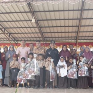 PENUHI JANJI, PEMKAB LIMA PULUH KOTA SERAHKAN 11.931 PAKET BANTUAN SERAGAM SEKOLAH SD DAN SMP