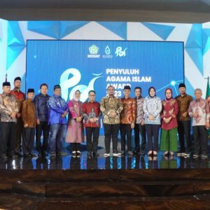 DUKUNG PENGUATAN FUNGSI PENYULUH AGAMA DAN PROGRAM MODERASI BERAGAMA, BUPATI SAFARUDDIN TERIMA PENGHARGAAN DARI MENTERI AGAMA