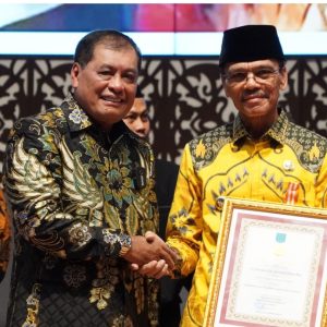 HARKOPNAS 2023, BUPATI SAFARUDDIN TERIMA PENGHARGAAN TOKOH PENGGERAK KOPERASI MADYA