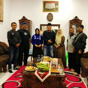 Sambangi Kediaman Irfendi Arbi, Anggota DPR RI Rezka Oktoberia Ajak untuk Saling Menjaga Silaturahmi