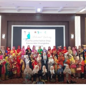 Dinas Kesehatan Bukittinggi Gelar Fashion Show Lansia Pada HKN Ke 59