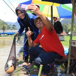 Anggota DPR RI, Rezka Oktoberia Berikan Door Prize dan Bonus bagi Peserta Mancing Mania Bio Homestay