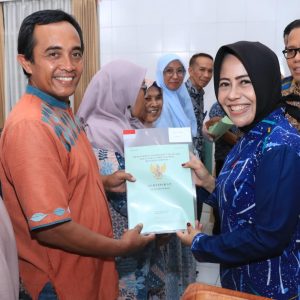Bersama BPN/ATR Anggota DPR RI, Rezka Oktoberia Bagikan Sertifikat Gratis PTSL di Kota Payakumbuh