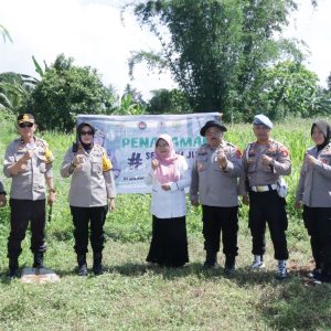Peduli Lingkungan, Polres Payakumbuh Gelar Penanaman Pohon Bersama Warga Masyarakat