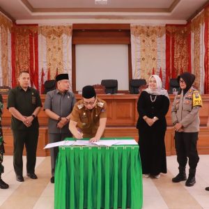 Bersama DPRD Kota Payakumbuh, Pj. Wali Kota Jasman Tanda Tangani Berita Acara Keputusan Bersama Penetapan APBD 2024