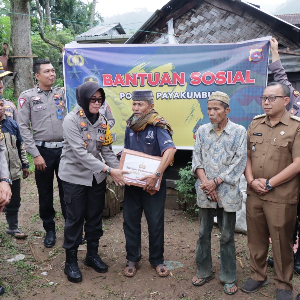 Bantuan Kemanusiaan Polri Untuk Negeri, Kapolres Payakumbuh Salurkan Bansos Untuk Warga Hingga Ujung Nagari
