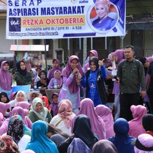 Rezka Oktoberia Bagikan Voucher Bibit Tanaman dan Perlengkapan Dasawisma Bagi Ratusan Ibuk-Ibuk PKK Nagari Koto Baru Simalanggang
