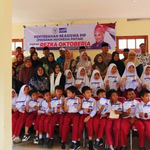 Kembali, Rezka Oktoberia Bagikan Beasiswa PIP di Berbagai Nagari di Luak 50