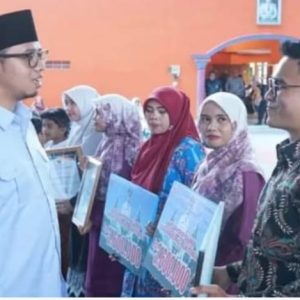 Wako Erman Safar Serahkan Bantuan Insentif Kepada 966 Guru Non ASN Bukittinggi