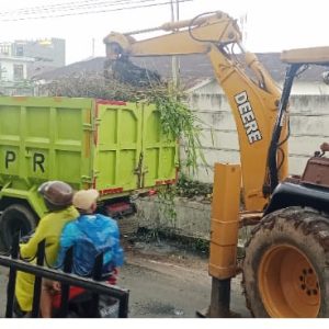 Curah Hujan Tinggi  Dinas PUPR Bukittinggi Bersihkan Saluran Air di Wilayah Stasiun dan Sekitarnya