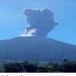 Bukittinggi Terpapar Abu Vulkanik Erupsi Marapi