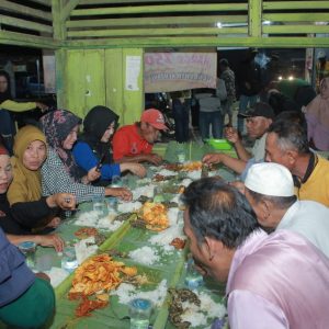 Rezka Oktoberia Makan Basamo Warga Nankodok di Warung Pemil