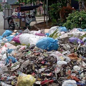Tumpukan sampah yang berada di Jalan Utama Kota Payakumbuh 