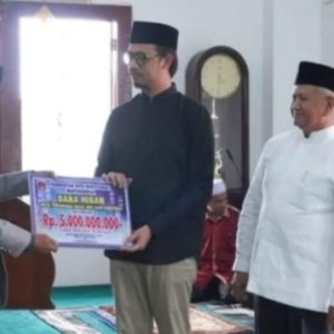 Wako Erman Safar Serahkan Dana Hibah Rp 5 M untuk Masjid Jami’ Tarok