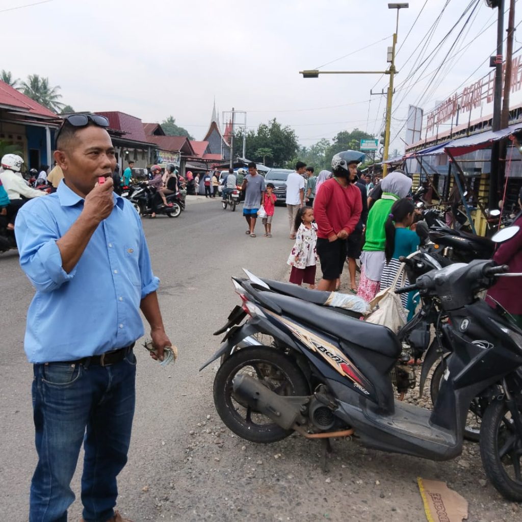 Juru Parkir Pasar Pabukoan Limbukan Tak Kejar Target Setoran
