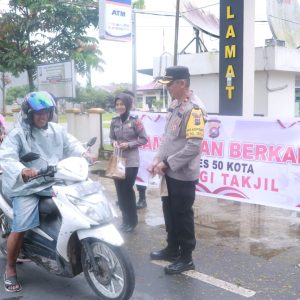 Bangun Tali Persaudaraan, Polres Limapuluh Kota, Bagikan 200 Paket Takjil