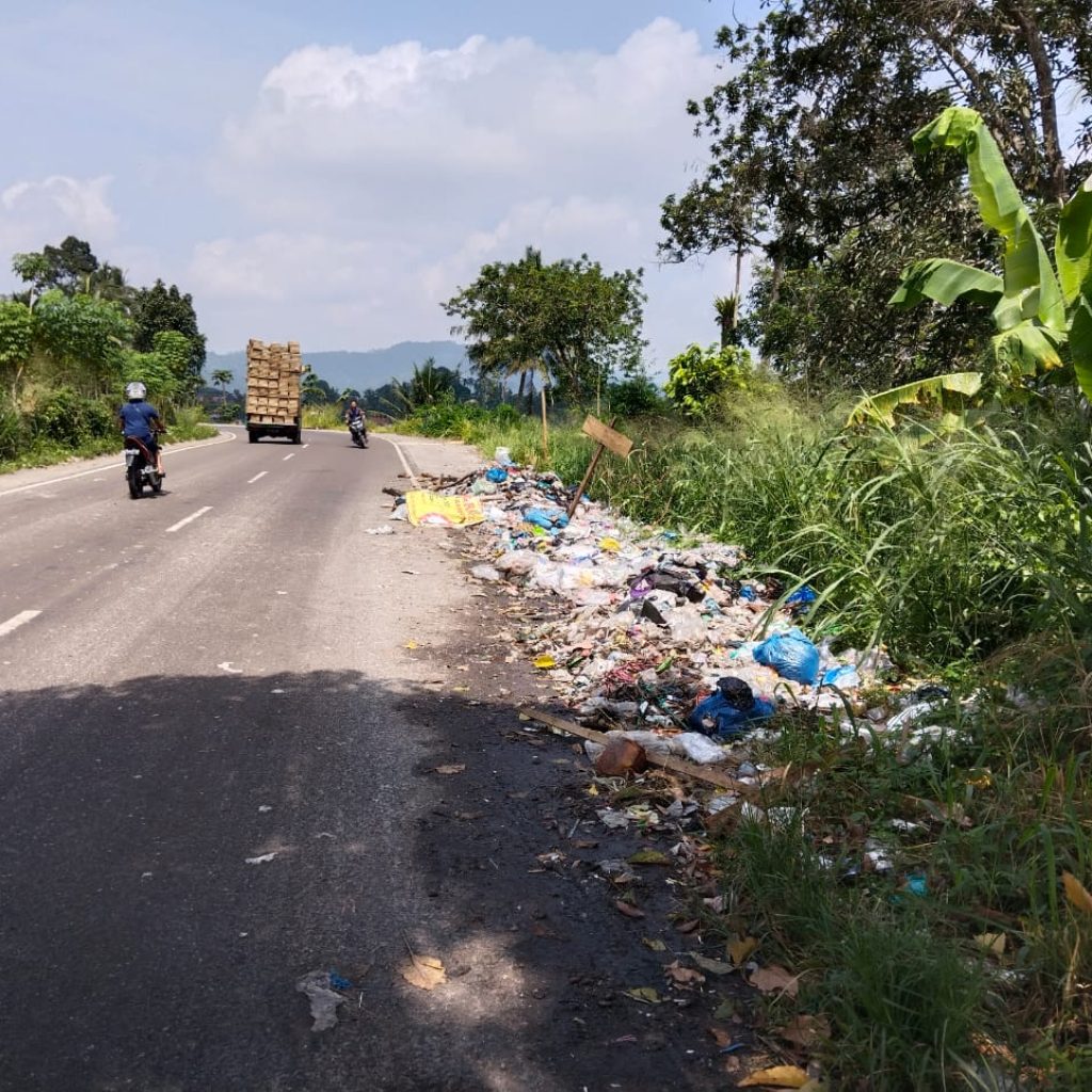 Sampah Dibuang Tengah Malam Dipojok Kota Payakumbuh