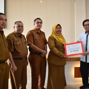62 Tenaga Pendidikan Non ASN Terima Zakat Ummat