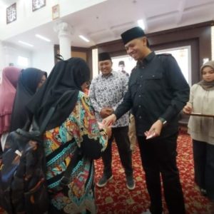 Wako Erman Safar Serahkan Bansos Triwulan I kepada 3.634 KPM Kota Bukittinggi