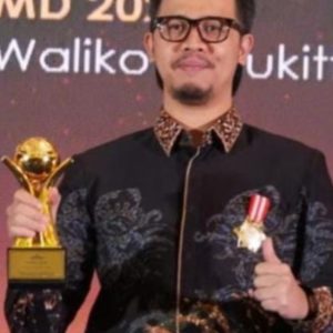 Wako Erman Safar dan BPRS Jam Gadang Terima Penghargaan Terbaik TOP BUMD Awards 2024 Tingkat Nasional