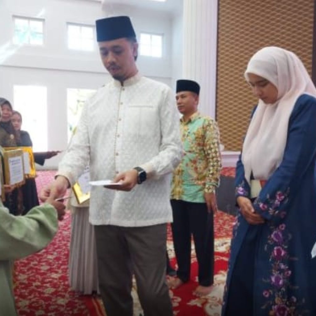 Wako Erman Safar Apresiasi dan Serahkan Honor Atas Kinerja Kader Asuhan DP3APPKB Bukittinggi