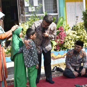 Dua Murid SDN 28 Payakumbuh Dapat Traktiran Sepatu Baru dari Sekdako Rida Ananda
