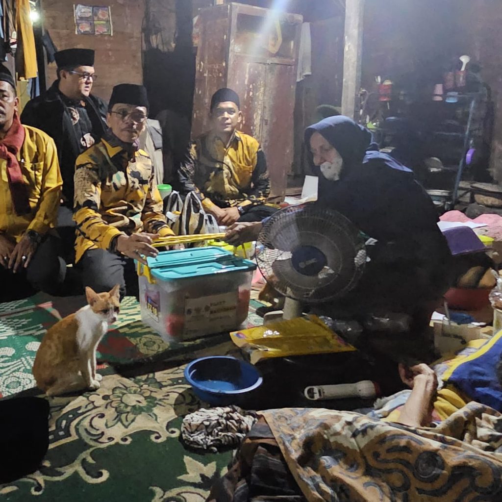 Bupati Limapuluh Kota Safaruddin Jambangi Warga Yang Tinggal Dirumah Reot Dalam Keadaan Sakit Menahun