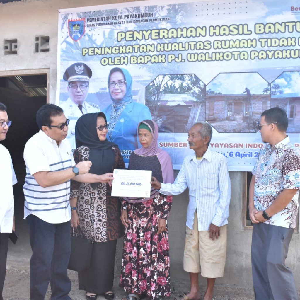 IJP Salurkan Bantuan Rumah Layak Huni Warga Kelurahan Tiakar Payakumbuh
