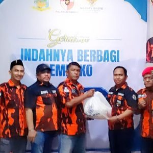 PAC Pemuda Pancasila Pasar Minggu Berbagi Sembako Jelang Akhir Ramadhan 1445 H