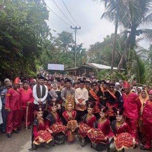 Ratusan Niniak Mamak dan Bundo Kanduang Koto Alam Sambut Bupati Safaruddin dengan Tari Gelombang