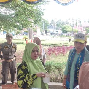 Ketua Dekranasda Sijunjung Kunjungi FLM di RTH Logas Muaro Sijunjung
