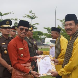Momen Hardiknas, Bupati Safaruddin Serahkan Penghargaan Satya Lencana Karya Satya
