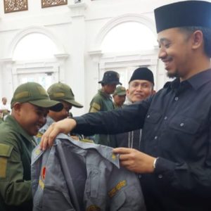 Wako Erman Safar Serahkan Honor Serta Kelengkapan Satgas Satlinmas 240 Orang Se-Kota Bukittinggi