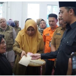 1302 KPM Bukittinggi Menerima Bantuan yang Diserahkan Wako Erman Safar