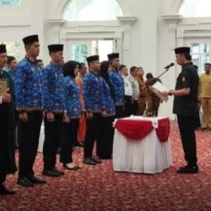 Wako Erman Safar Serakan SK PNS  dan SK CPNS Serta Kenaikan Pangkat Periode April 2024