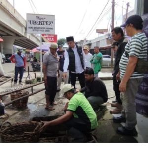 Gotong Royong Pemko Bukittinggi Bersih Saluran Air Cegah Banjir Dipasar Terminal Aur