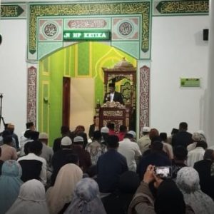 Cuaca Hujan Pemko Bukittinggi Laksanakan Sholat Idul Adha 1445 H di Mesjid  Al-Hanif