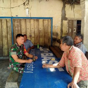 Babinsa Komsos Jalin Hubungan Baik dengan Masyarakat di Wilayah Binaan